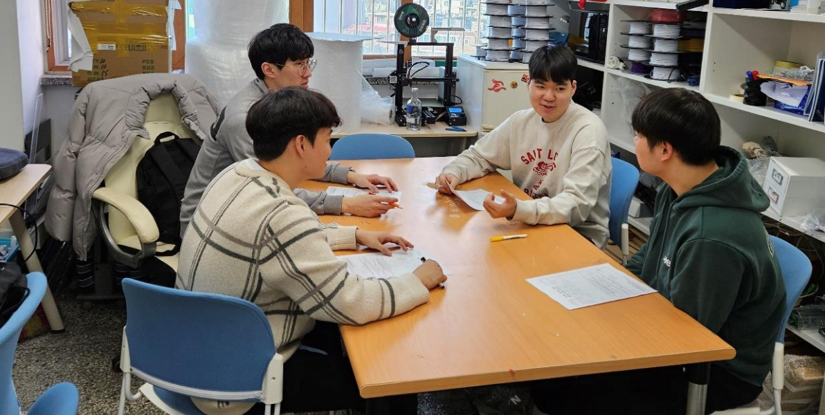 MCA는 기계, 전기, 전자 공학을 복합적으로 응용하여 통신 및 제어회로와 프로그램을 개발하고 자동화 시스템 구축 및 인공지능(AI)와 증강현실(AR)기술 등을 이용한 로봇을 제작하는 동아리로 미래지향적인 작품의 개발을 중점으로 활동하고 있는 동아리입니다.