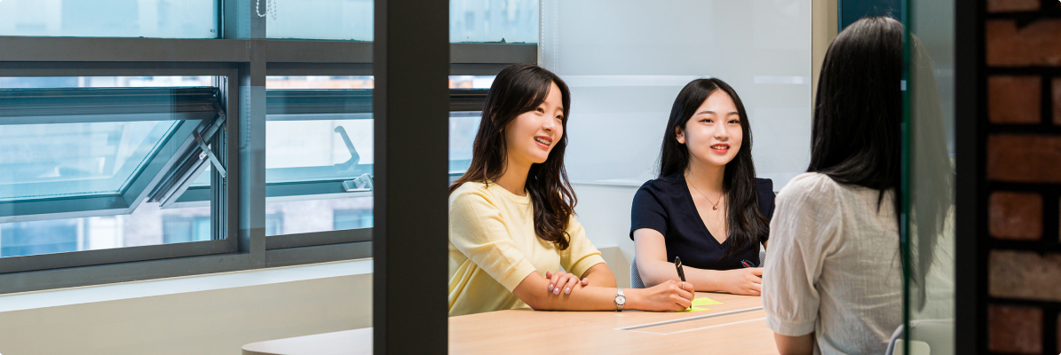 마이크로 소개 이미지 - 학생들이 앉아있음